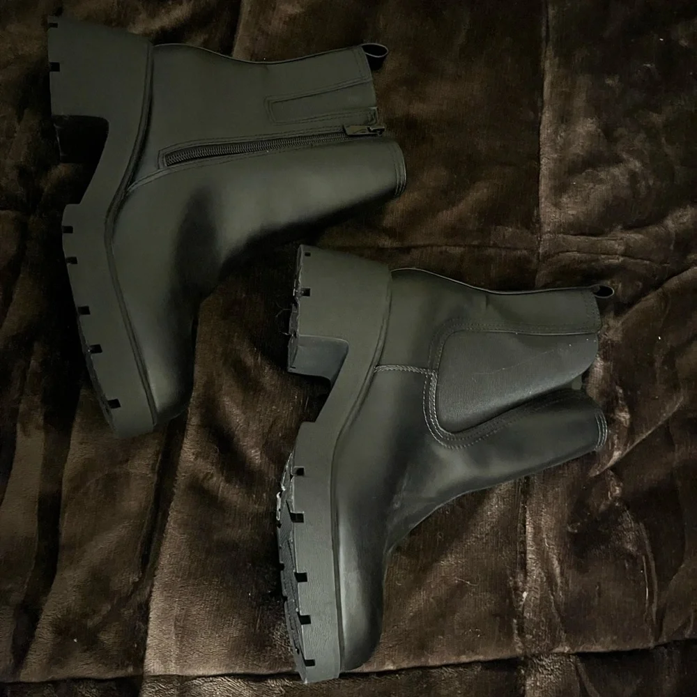 Torrid Lug Sole Chelsea Booties brand new - Picture 4 of 6